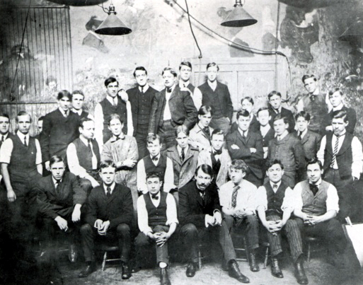 Photograph_of_Robert_Henri_Class_at_the_New _York_School_of_Art_1902